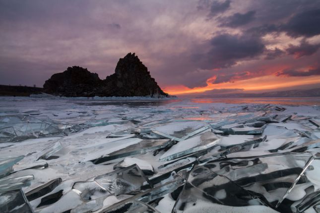 Les-sublimes-fractures-du-lac-Baikal-en-Russie